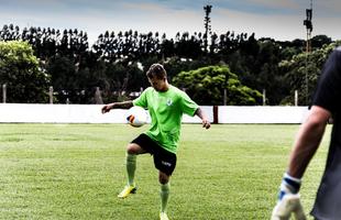 Antes de lanar a camisa de 2015 em evento no Museu Inim de Paula, o Amrica promoveu uma sesso de fotos do uniforme no CT Lanna Drumond. Os modelos foram o goleiro Joo Ricardo, os zagueiros Alison, Anderson Conceio e Wesley Matos, o atacante Rodrigo Silva e o lateral-direito Patrick. As vestimentas  de divulgao do clube no tm nenhum patrocnio, embora a diretoria tenha anunciado novo acordo com a rede de supermercados BH para o Campeonato Mineiro.