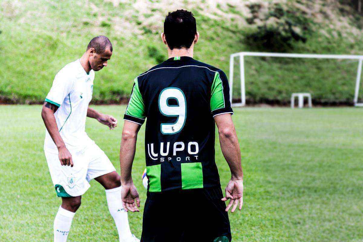 Antes de lanar a camisa de 2015 em evento no Museu Inim de Paula, o Amrica promoveu uma sesso de fotos do uniforme no CT Lanna Drumond. Os modelos foram o goleiro Joo Ricardo, os zagueiros Alison, Anderson Conceio e Wesley Matos, o atacante Rodrigo Silva e o lateral-direito Patrick. As vestimentas  de divulgao do clube no tm nenhum patrocnio, embora a diretoria tenha anunciado novo acordo com a rede de supermercados BH para o Campeonato Mineiro.