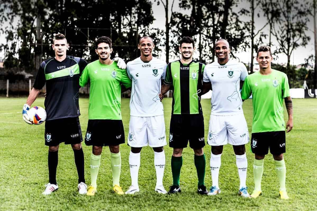 Antes de lanar a camisa de 2015 em evento no Museu Inim de Paula, o Amrica promoveu uma sesso de fotos do uniforme no CT Lanna Drumond. Os modelos foram o goleiro Joo Ricardo, os zagueiros Alison, Anderson Conceio e Wesley Matos, o atacante Rodrigo Silva e o lateral-direito Patrick. As vestimentas  de divulgao do clube no tm nenhum patrocnio, embora a diretoria tenha anunciado novo acordo com a rede de supermercados BH para o Campeonato Mineiro.
