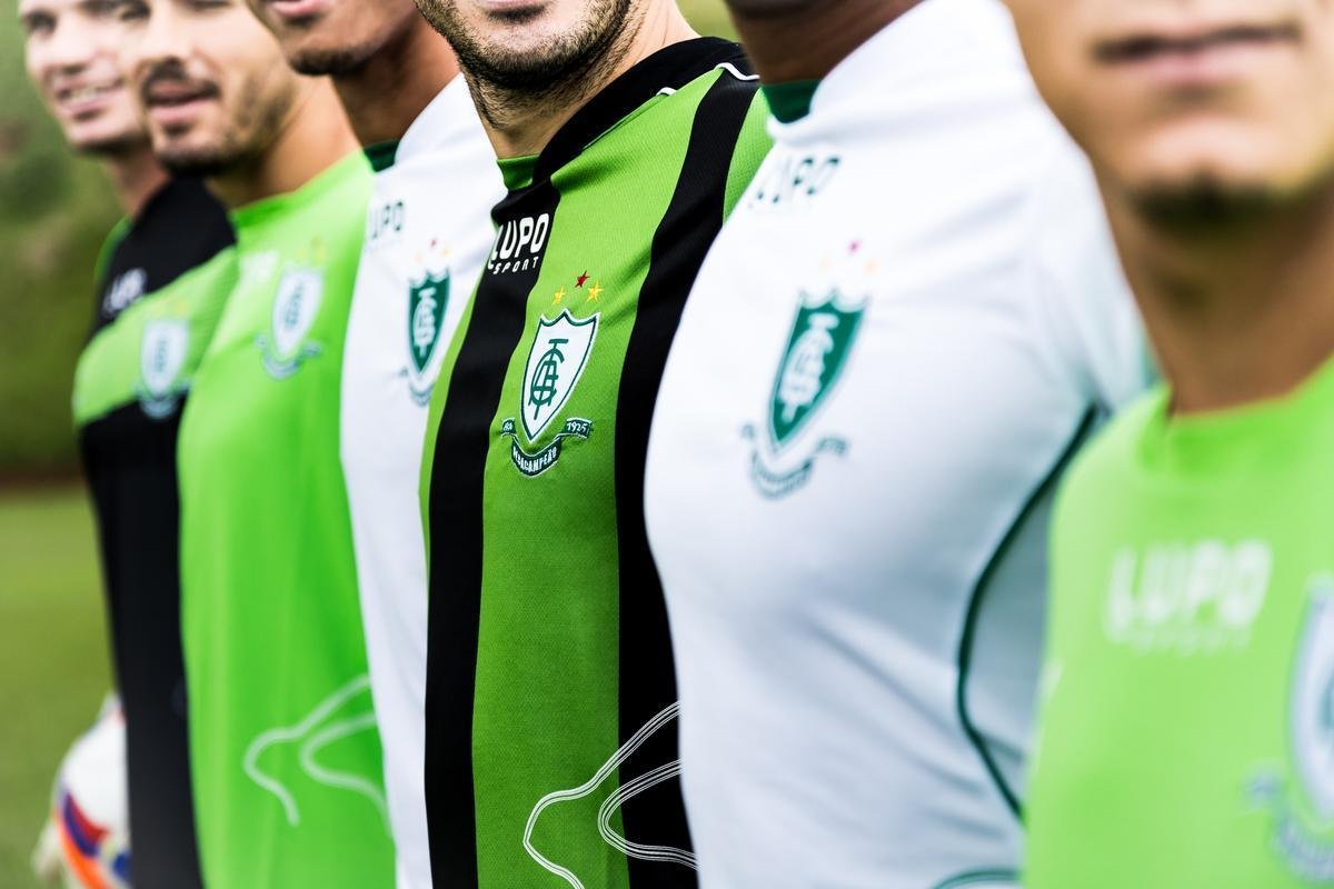 Antes de lanar a camisa de 2015 em evento no Museu Inim de Paula, o Amrica promoveu uma sesso de fotos do uniforme no CT Lanna Drumond. Os modelos foram o goleiro Joo Ricardo, os zagueiros Alison, Anderson Conceio e Wesley Matos, o atacante Rodrigo Silva e o lateral-direito Patrick. As vestimentas  de divulgao do clube no tm nenhum patrocnio, embora a diretoria tenha anunciado novo acordo com a rede de supermercados BH para o Campeonato Mineiro.