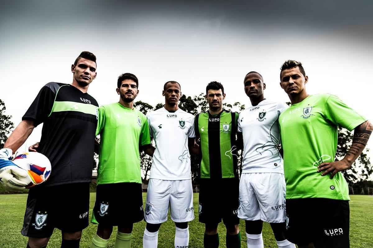 Antes de lanar a camisa de 2015 em evento no Museu Inim de Paula, o Amrica promoveu uma sesso de fotos do uniforme no CT Lanna Drumond. Os modelos foram o goleiro Joo Ricardo, os zagueiros Alison, Anderson Conceio e Wesley Matos, o atacante Rodrigo Silva e o lateral-direito Patrick. As vestimentas  de divulgao do clube no tm nenhum patrocnio, embora a diretoria tenha anunciado novo acordo com a rede de supermercados BH para o Campeonato Mineiro.