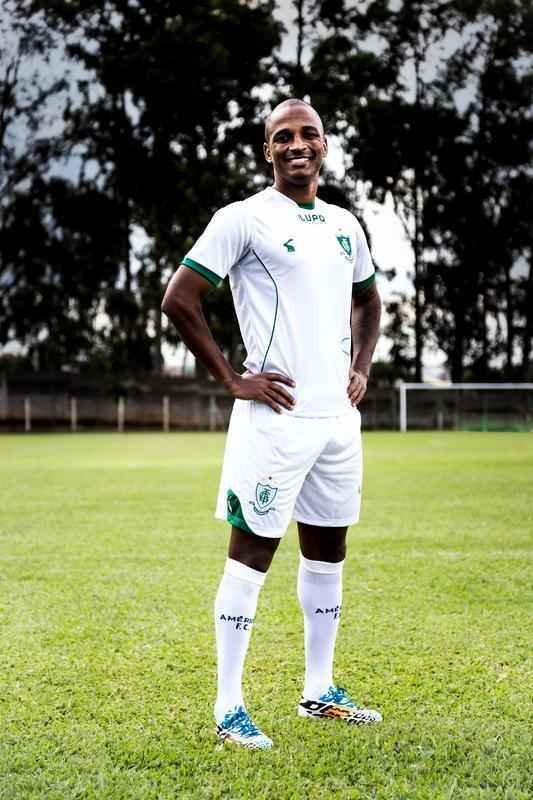 Antes de lanar a camisa de 2015 em evento no Museu Inim de Paula, o Amrica promoveu uma sesso de fotos do uniforme no CT Lanna Drumond. Os modelos foram o goleiro Joo Ricardo, os zagueiros Alison, Anderson Conceio e Wesley Matos, o atacante Rodrigo Silva e o lateral-direito Patrick. As vestimentas  de divulgao do clube no tm nenhum patrocnio, embora a diretoria tenha anunciado novo acordo com a rede de supermercados BH para o Campeonato Mineiro.