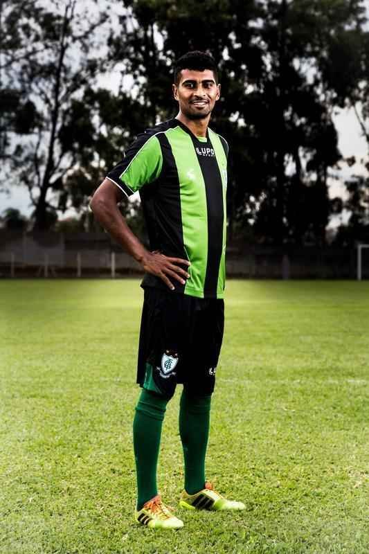 Antes de lanar a camisa de 2015 em evento no Museu Inim de Paula, o Amrica promoveu uma sesso de fotos do uniforme no CT Lanna Drumond. Os modelos foram o goleiro Joo Ricardo, os zagueiros Alison, Anderson Conceio e Wesley Matos, o atacante Rodrigo Silva e o lateral-direito Patrick. As vestimentas  de divulgao do clube no tm nenhum patrocnio, embora a diretoria tenha anunciado novo acordo com a rede de supermercados BH para o Campeonato Mineiro.