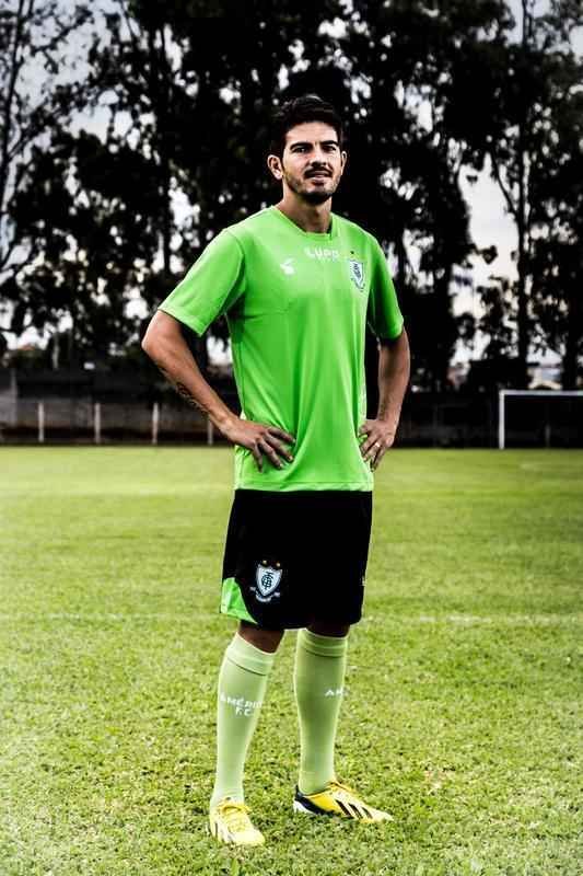 Antes de lanar a camisa de 2015 em evento no Museu Inim de Paula, o Amrica promoveu uma sesso de fotos do uniforme no CT Lanna Drumond. Os modelos foram o goleiro Joo Ricardo, os zagueiros Alison, Anderson Conceio e Wesley Matos, o atacante Rodrigo Silva e o lateral-direito Patrick. As vestimentas  de divulgao do clube no tm nenhum patrocnio, embora a diretoria tenha anunciado novo acordo com a rede de supermercados BH para o Campeonato Mineiro.