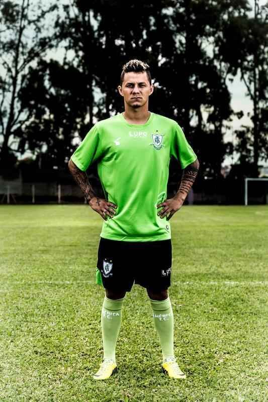 Antes de lanar a camisa de 2015 em evento no Museu Inim de Paula, o Amrica promoveu uma sesso de fotos do uniforme no CT Lanna Drumond. Os modelos foram o goleiro Joo Ricardo, os zagueiros Alison, Anderson Conceio e Wesley Matos, o atacante Rodrigo Silva e o lateral-direito Patrick. As vestimentas  de divulgao do clube no tm nenhum patrocnio, embora a diretoria tenha anunciado novo acordo com a rede de supermercados BH para o Campeonato Mineiro.
