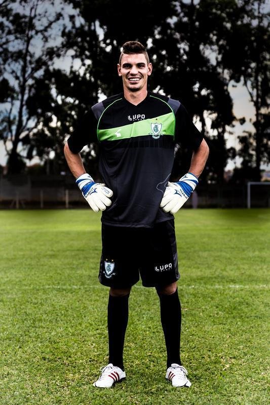 Antes de lanar a camisa de 2015 em evento no Museu Inim de Paula, o Amrica promoveu uma sesso de fotos do uniforme no CT Lanna Drumond. Os modelos foram o goleiro Joo Ricardo, os zagueiros Alison, Anderson Conceio e Wesley Matos, o atacante Rodrigo Silva e o lateral-direito Patrick. As vestimentas  de divulgao do clube no tm nenhum patrocnio, embora a diretoria tenha anunciado novo acordo com a rede de supermercados BH para o Campeonato Mineiro.