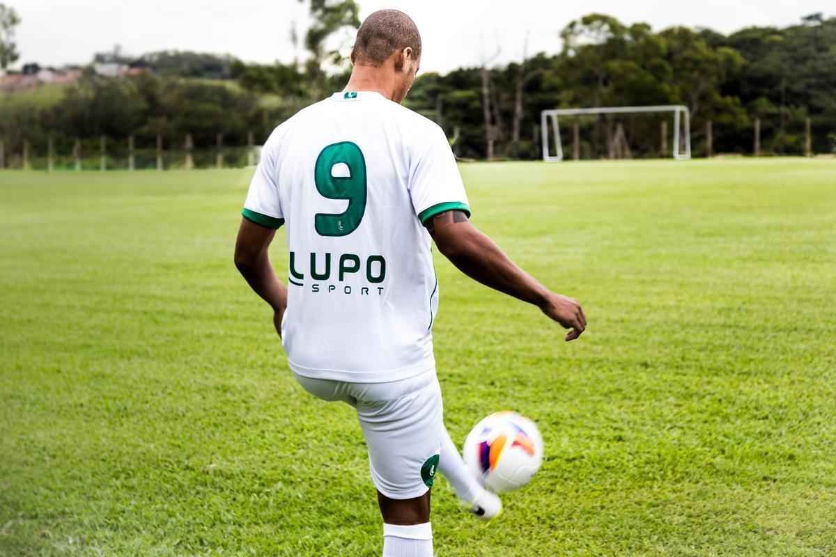 Antes de lanar a camisa de 2015 em evento no Museu Inim de Paula, o Amrica promoveu uma sesso de fotos do uniforme no CT Lanna Drumond. Os modelos foram o goleiro Joo Ricardo, os zagueiros Alison, Anderson Conceio e Wesley Matos, o atacante Rodrigo Silva e o lateral-direito Patrick. As vestimentas  de divulgao do clube no tm nenhum patrocnio, embora a diretoria tenha anunciado novo acordo com a rede de supermercados BH para o Campeonato Mineiro.