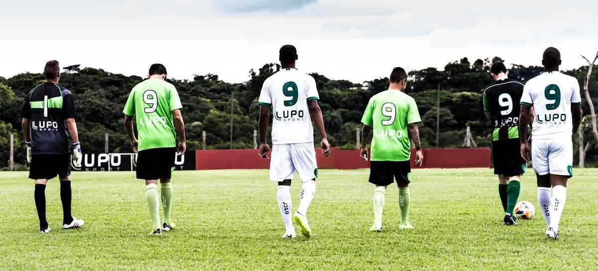 Antes de lanar a camisa de 2015 em evento no Museu Inim de Paula, o Amrica promoveu uma sesso de fotos do uniforme no CT Lanna Drumond. Os modelos foram o goleiro Joo Ricardo, os zagueiros Alison, Anderson Conceio e Wesley Matos, o atacante Rodrigo Silva e o lateral-direito Patrick. As vestimentas  de divulgao do clube no tm nenhum patrocnio, embora a diretoria tenha anunciado novo acordo com a rede de supermercados BH para o Campeonato Mineiro.