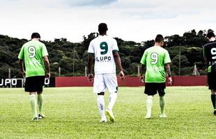 Antes de lanar a camisa de 2015 em evento no Museu Inim de Paula, o Amrica promoveu uma sesso de fotos do uniforme no CT Lanna Drumond. Os modelos foram o goleiro Joo Ricardo, os zagueiros Alison, Anderson Conceio e Wesley Matos, o atacante Rodrigo Silva e o lateral-direito Patrick. As vestimentas  de divulgao do clube no tm nenhum patrocnio, embora a diretoria tenha anunciado novo acordo com a rede de supermercados BH para o Campeonato Mineiro.