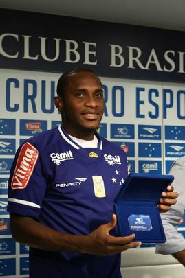 Imagens das apresentaes do volante Willians e do zagueiro Paulo Andr na Toca da Raposa II