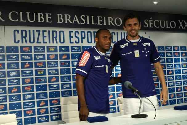 Imagens das apresentaes do volante Willians e do zagueiro Paulo Andr na Toca da Raposa II