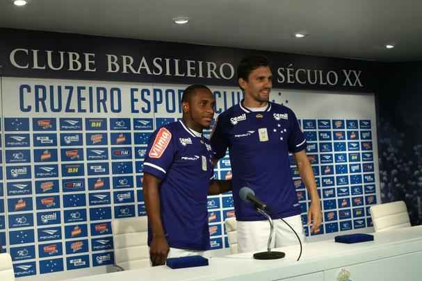 Imagens das apresentaes do volante Willians e do zagueiro Paulo Andr na Toca da Raposa II