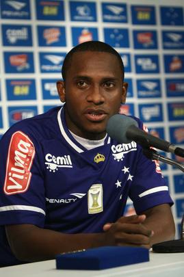 Imagens das apresentaes do volante Willians e do zagueiro Paulo Andr na Toca da Raposa II