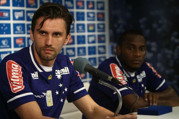 Imagens das apresentaes do volante Willians e do zagueiro Paulo Andr na Toca da Raposa II