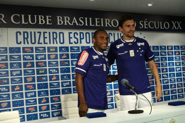 Imagens das apresentaes do volante Willians e do zagueiro Paulo Andr na Toca da Raposa II