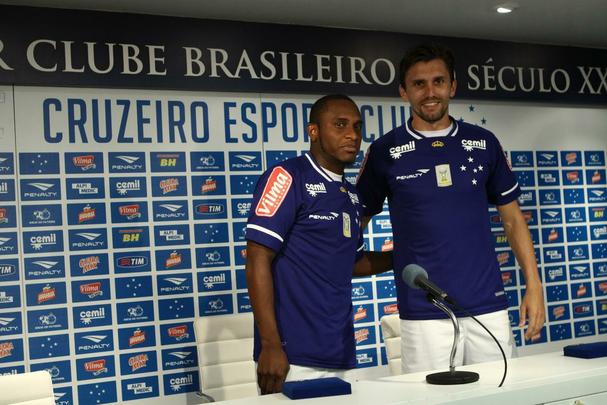 Imagens das apresentaes do volante Willians e do zagueiro Paulo Andr na Toca da Raposa II