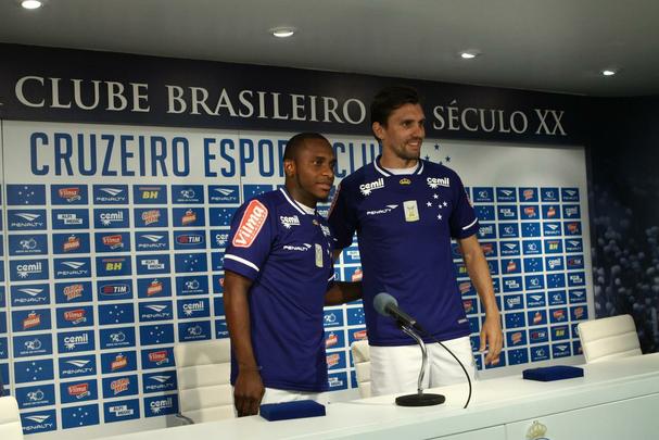 Imagens das apresentaes do volante Willians e do zagueiro Paulo Andr na Toca da Raposa II