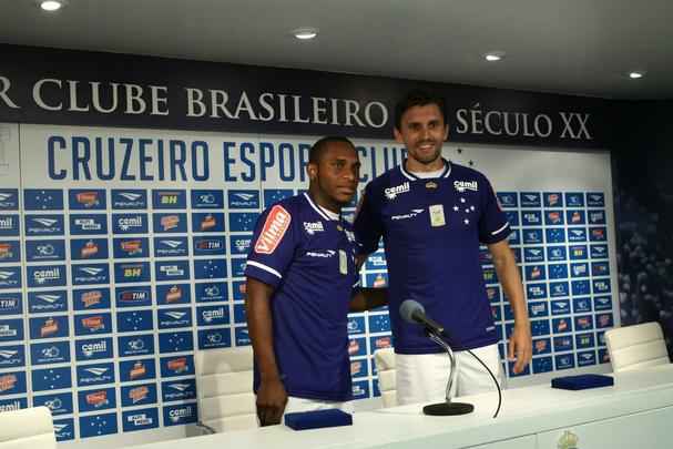 Imagens das apresentaes do volante Willians e do zagueiro Paulo Andr na Toca da Raposa II