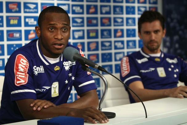 Imagens das apresentaes do volante Willians e do zagueiro Paulo Andr na Toca da Raposa II