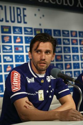 Imagens das apresentaes do volante Willians e do zagueiro Paulo Andr na Toca da Raposa II