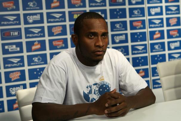 Imagens das apresentaes do volante Willians e do zagueiro Paulo Andr na Toca da Raposa II