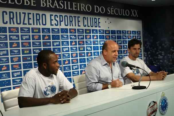 Imagens das apresentaes do volante Willians e do zagueiro Paulo Andr na Toca da Raposa II