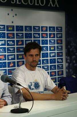 Imagens das apresentaes do volante Willians e do zagueiro Paulo Andr na Toca da Raposa II