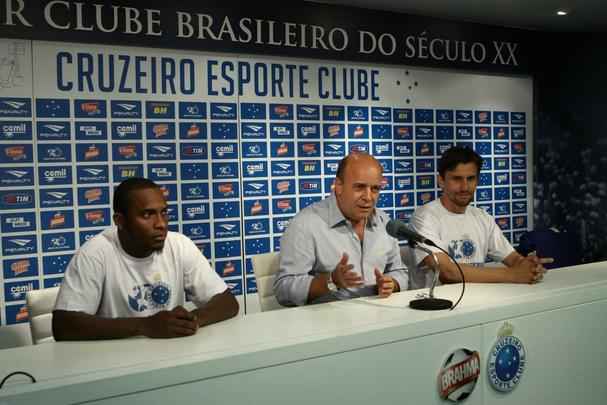 Imagens das apresentaes do volante Willians e do zagueiro Paulo Andr na Toca da Raposa II