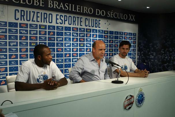 Imagens das apresentaes do volante Willians e do zagueiro Paulo Andr na Toca da Raposa II