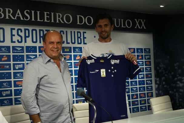 Imagens das apresentaes do volante Willians e do zagueiro Paulo Andr na Toca da Raposa II