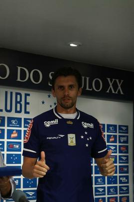 Imagens das apresentaes do volante Willians e do zagueiro Paulo Andr na Toca da Raposa II