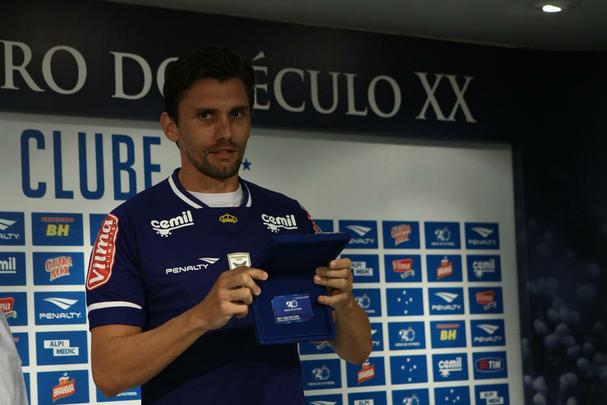 Imagens das apresentaes do volante Willians e do zagueiro Paulo Andr na Toca da Raposa II