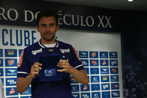 Imagens das apresentaes do volante Willians e do zagueiro Paulo Andr na Toca da Raposa II