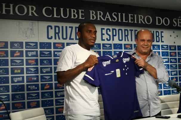 Imagens das apresentaes do volante Willians e do zagueiro Paulo Andr na Toca da Raposa II