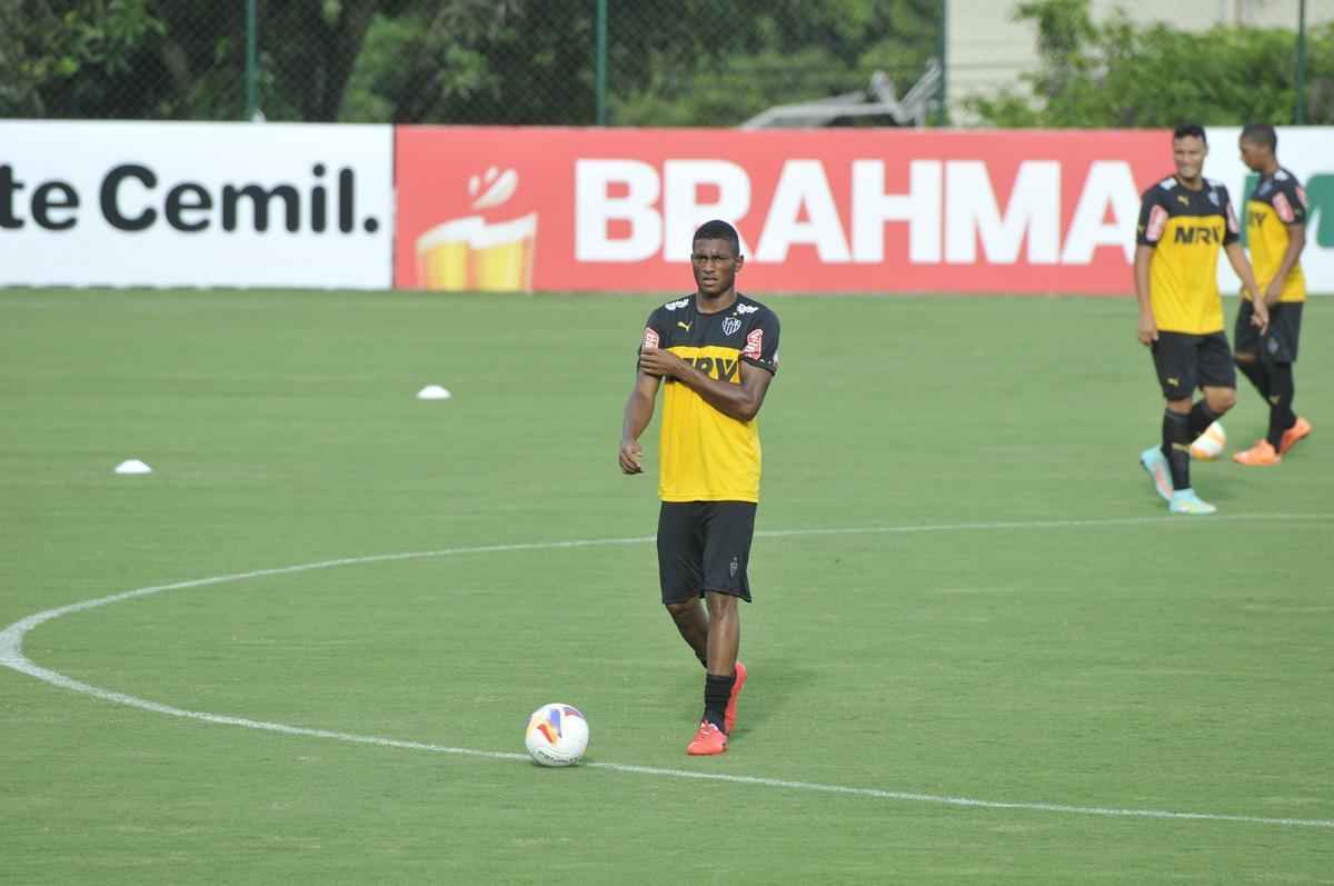 Levir Culpi dividiu o campo principal da Cidade do Galo em dois, mas o time titular no sofreu alteraes em relao ao jogo de sbado, contra o Mamor