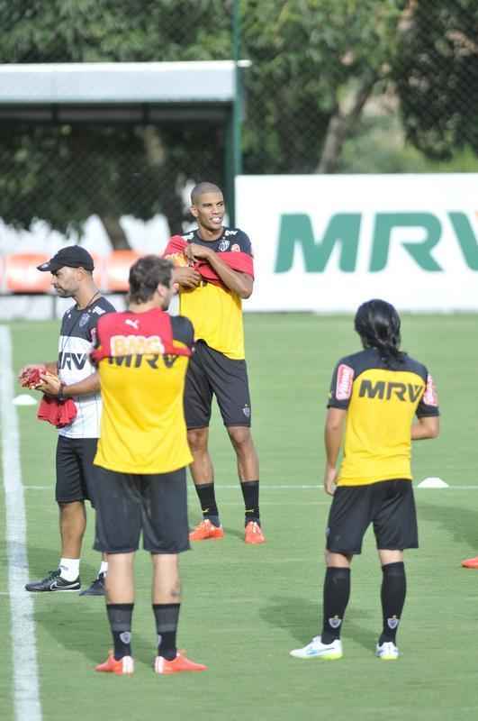 Levir Culpi dividiu o campo principal da Cidade do Galo em dois, mas o time titular no sofreu alteraes em relao ao jogo de sbado, contra o Mamor