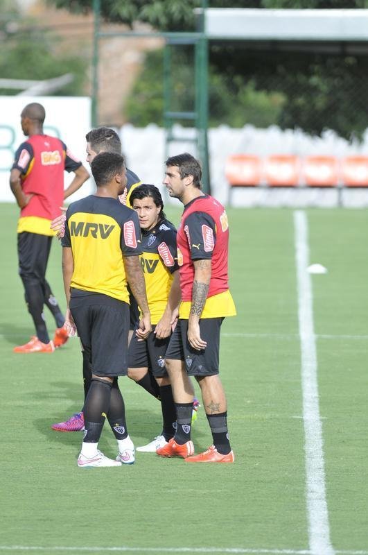 Levir Culpi dividiu o campo principal da Cidade do Galo em dois, mas o time titular no sofreu alteraes em relao ao jogo de sbado, contra o Mamor