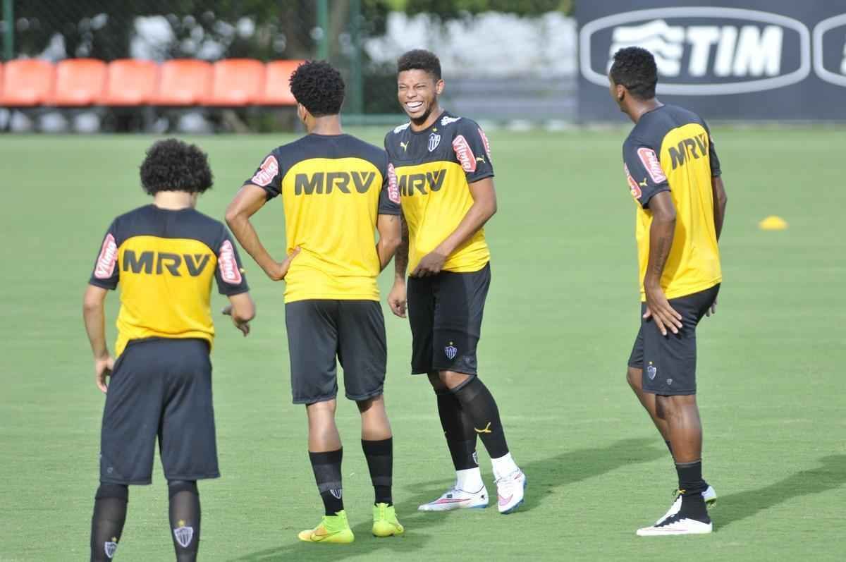 Levir Culpi dividiu o campo principal da Cidade do Galo em dois, mas o time titular no sofreu alteraes em relao ao jogo de sbado, contra o Mamor