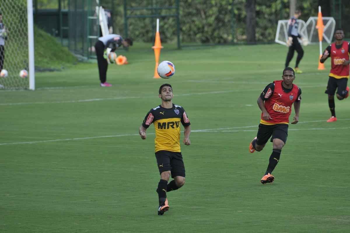 Levir Culpi dividiu o campo principal da Cidade do Galo em dois, mas o time titular no sofreu alteraes em relao ao jogo de sbado, contra o Mamor