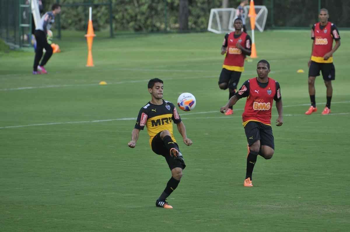 Levir Culpi dividiu o campo principal da Cidade do Galo em dois, mas o time titular no sofreu alteraes em relao ao jogo de sbado, contra o Mamor