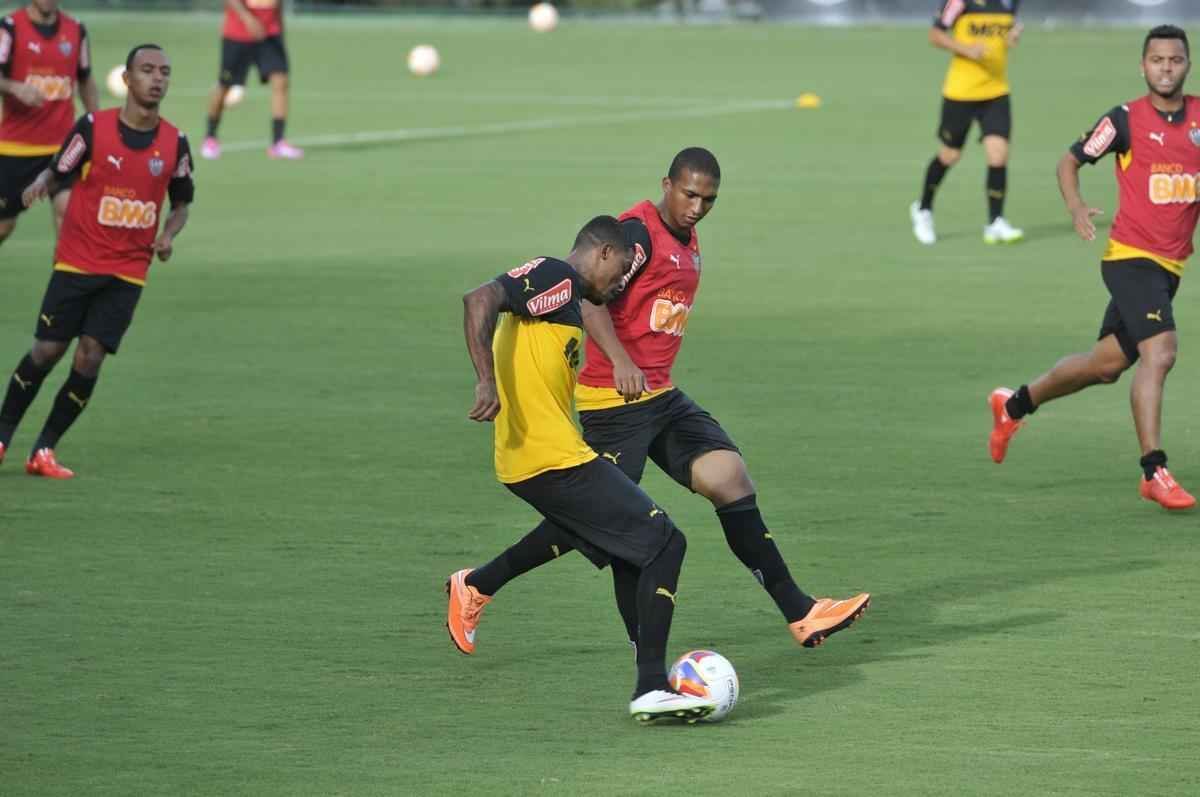 Levir Culpi dividiu o campo principal da Cidade do Galo em dois, mas o time titular no sofreu alteraes em relao ao jogo de sbado, contra o Mamor