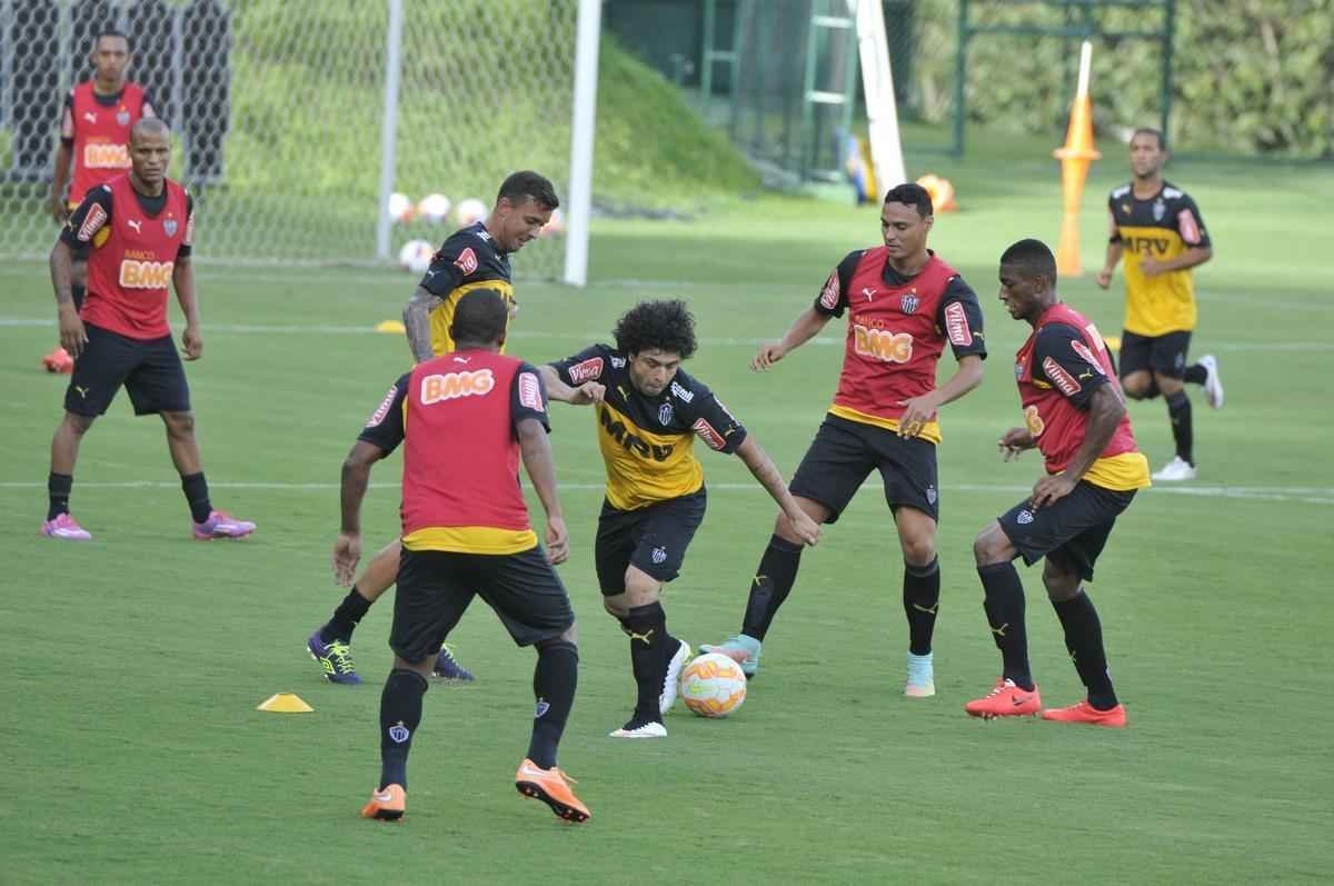Levir Culpi dividiu o campo principal da Cidade do Galo em dois, mas o time titular no sofreu alteraes em relao ao jogo de sbado, contra o Mamor