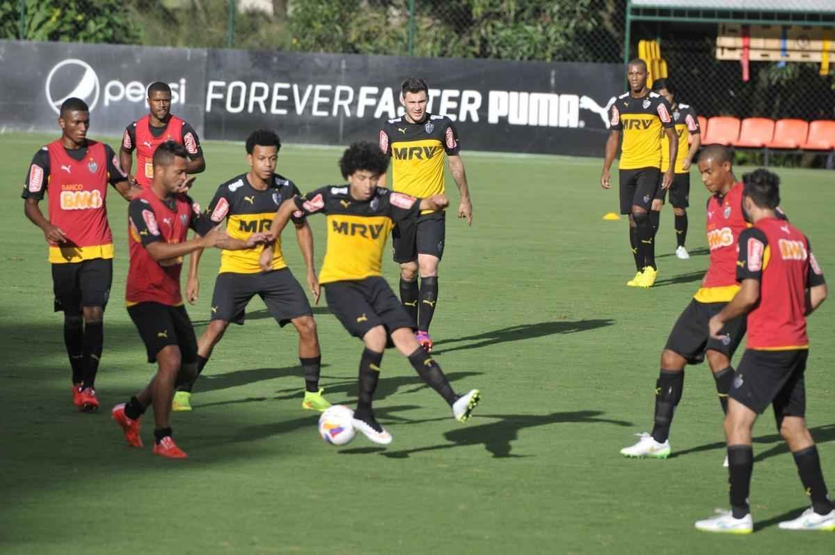 Levir Culpi dividiu o campo principal da Cidade do Galo em dois, mas o time titular no sofreu alteraes em relao ao jogo de sbado, contra o Mamor