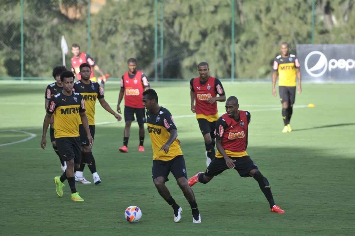 Levir Culpi dividiu o campo principal da Cidade do Galo em dois, mas o time titular no sofreu alteraes em relao ao jogo de sbado, contra o Mamor