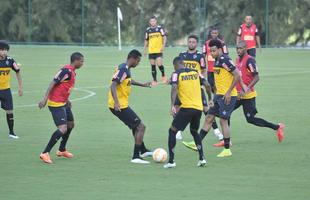 Levir Culpi dividiu o campo principal da Cidade do Galo em dois, mas o time titular no sofreu alteraes em relao ao jogo de sbado, contra o Mamor