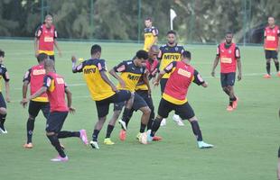 Levir Culpi dividiu o campo principal da Cidade do Galo em dois, mas o time titular no sofreu alteraes em relao ao jogo de sbado, contra o Mamor