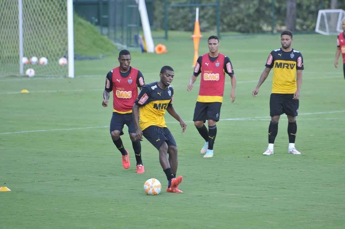 Levir Culpi dividiu o campo principal da Cidade do Galo em dois, mas o time titular no sofreu alteraes em relao ao jogo de sbado, contra o Mamor