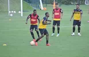 Levir Culpi dividiu o campo principal da Cidade do Galo em dois, mas o time titular no sofreu alteraes em relao ao jogo de sbado, contra o Mamor