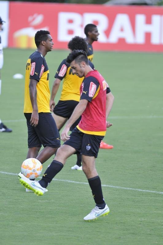Levir Culpi dividiu o campo principal da Cidade do Galo em dois, mas o time titular no sofreu alteraes em relao ao jogo de sbado, contra o Mamor