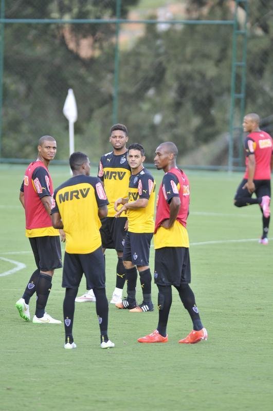 Levir Culpi dividiu o campo principal da Cidade do Galo em dois, mas o time titular no sofreu alteraes em relao ao jogo de sbado, contra o Mamor